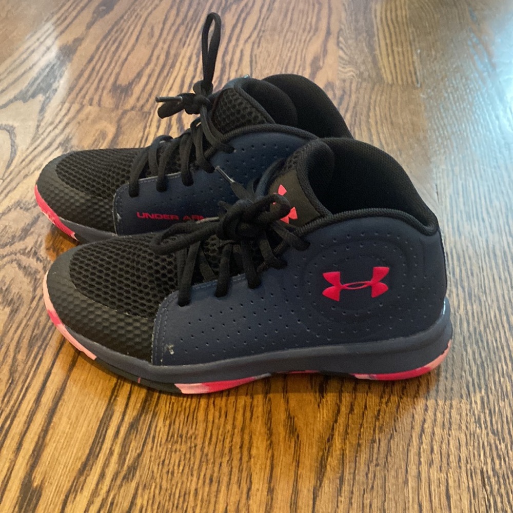 Girls Under Armour Size 2 Basketball sneakers